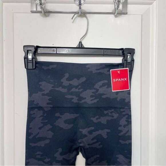 SPANX Look at Me Now High-Waisted Seamless Leggings in Black Camo Size S - Picture 9 of 14